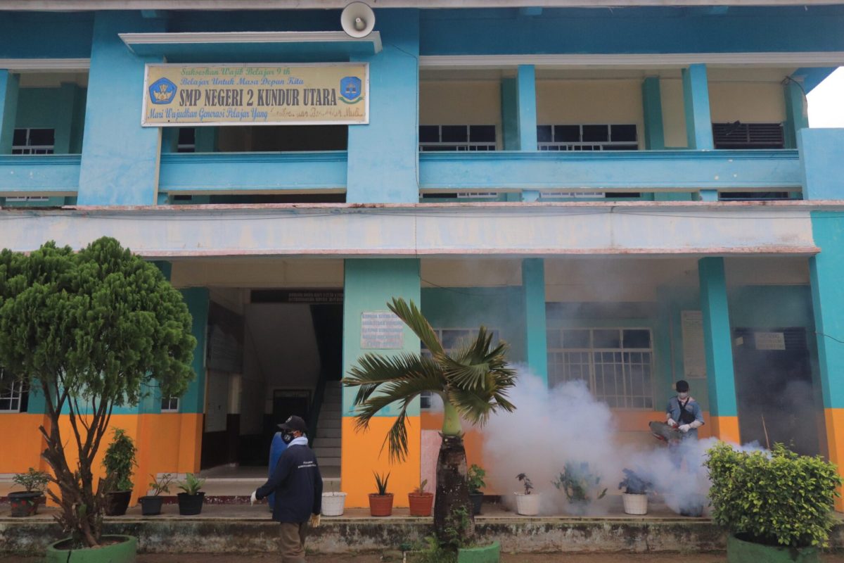 Petugas saat melaksanakan Fogging di SMP Negeri 2 Kundur Utara untuk mencegah DBD | Foto: Bustomi