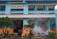 Petugas saat melaksanakan Fogging di SMP Negeri 2 Kundur Utara untuk mencegah DBD | Foto: Bustomi