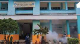 Petugas saat melaksanakan Fogging di SMP Negeri 2 Kundur Utara untuk mencegah DBD | Foto: Bustomi