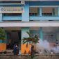Petugas saat melaksanakan Fogging di SMP Negeri 2 Kundur Utara untuk mencegah DBD | Foto: Bustomi