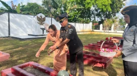 Kepala Lapas Kelas III Dabo Singkep, Jaka Putra menaburkan bunga di Makam Pahlawan dalam rangka HBP ke-60 | Foto: Wandy