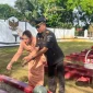 Kepala Lapas Kelas III Dabo Singkep, Jaka Putra menaburkan bunga di Makam Pahlawan dalam rangka HBP ke-60 | Foto: Wandy