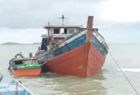 Salah satu kapal tambang pasir diduga ilegal yang ditangkap Ditpolairud Polda Kepri di sekitar Pulau Babi, Kecamatan Meral, Kabupaten Karimun | Foto: Febri