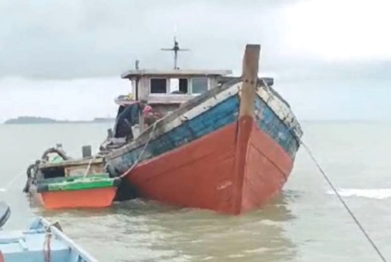 Salah satu kapal tambang pasir diduga ilegal yang ditangkap Ditpolairud Polda Kepri di sekitar Pulau Babi, Kecamatan Meral, Kabupaten Karimun | Foto: Febri