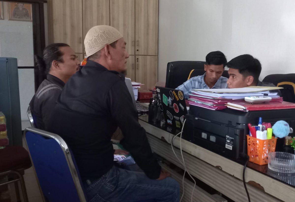 Ketua Ormas KPK saat melaporkan IPR tambang pasir laut Edy Anwar ke Satreskrim Polres Karimun | Foto: Febri