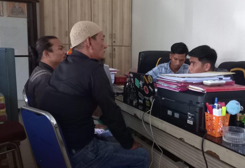 Ketua Ormas KPK saat melaporkan IPR tambang pasir laut Edy Anwar ke Satreskrim Polres Karimun | Foto: Febri