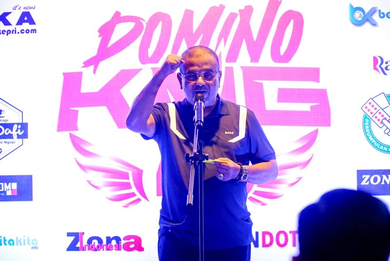 Bupati Karimun, Aunur Rafiq saat membuka Turnamen Domino KMG CUP II 2024 | Foto: Parulian