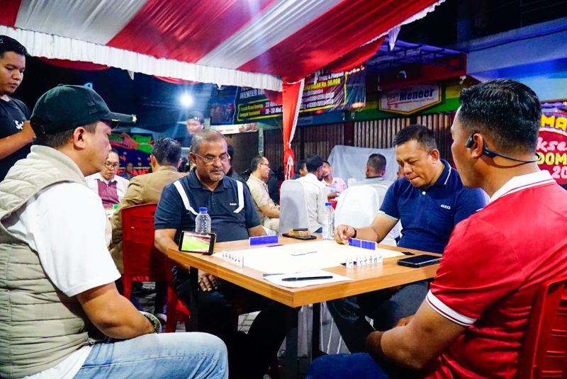 Bupati Karimun, Aunur Rafiq bertanding domino dengan Kapolres Karimun, Kepala Bandara RHA, dan Kasi Intel Kejari Karimun | Foto: Parulian
