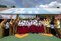 Dosen ITB foto bersama guru dan pelajar SDN 005 Desa Parit | Foto: Ami