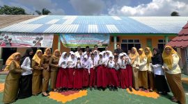 Dosen ITB foto bersama guru dan pelajar SDN 005 Desa Parit | Foto: Ami