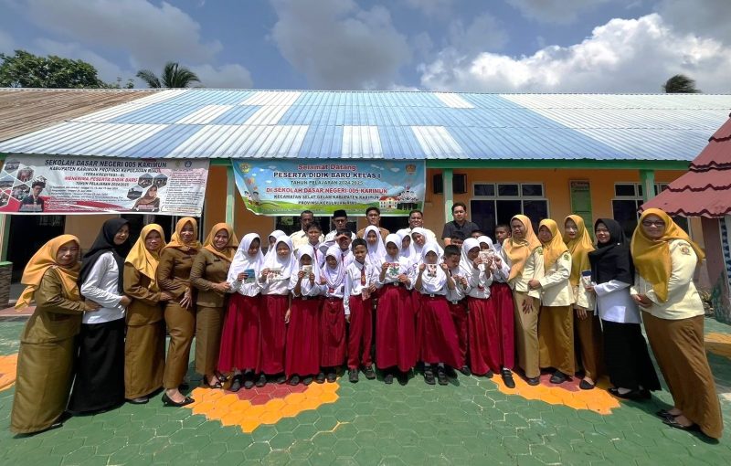 Dosen ITB foto bersama guru dan pelajar SDN 005 Desa Parit | Foto: Ami