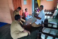 Camat Singkep Barat bersama Dinas Sosial Lingga Tinju Warga Kurang Mampu (Foto : Ist)