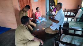 Camat Singkep Barat bersama Dinas Sosial Lingga Tinju Warga Kurang Mampu (Foto : Ist)