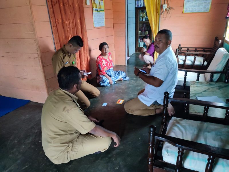 Camat Singkep Barat bersama Dinas Sosial Lingga Tinju Warga Kurang Mampu (Foto : Ist)