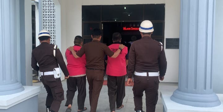 Kejari Lingga Serahkan Dua Tersangka dan Barang Bukti Tahap II (Foto : Wandi)