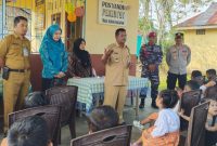 Camat Singkep Barat Febrizal Taupik saat memberikan edukasi kepada masyarakat, Selasa (23/7/2024) (Foto : Yuda)