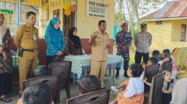 Camat Singkep Barat Febrizal Taupik saat memberikan edukasi kepada masyarakat, Selasa (23/7/2024) (Foto : Yuda)