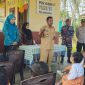 Camat Singkep Barat Febrizal Taupik saat memberikan edukasi kepada masyarakat, Selasa (23/7/2024) (Foto : Yuda)