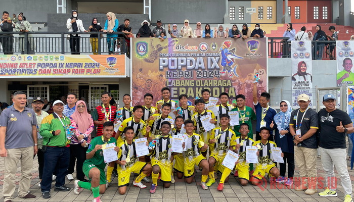 Tim sepak bola Karimun berhasil kalahkan Lingga dan raih medali emas di ajang Popda IX Kepri 2024 | Foto: Turnip