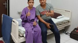 Lurah Dabo lama Harie Kurniawan saat menjenguk Sudirman di RSBP Batam (Foto : Ist)