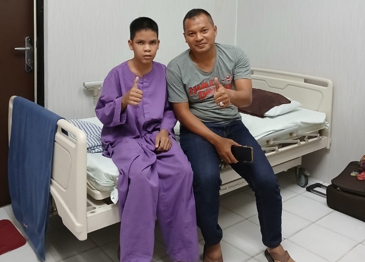 Lurah Dabo lama Harie Kurniawan saat menjenguk Sudirman di RSBP Batam (Foto : Ist)