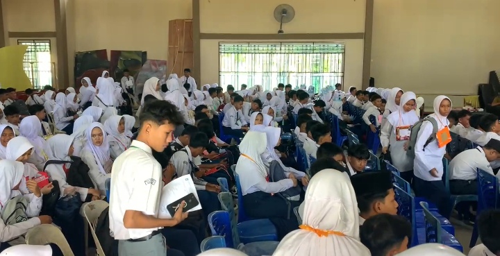 Smansa Singkep Perkenalkan Lingkungan Sekolah ke Siswa Baru (Foto : Wandi)