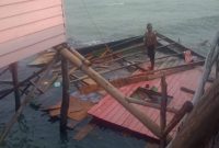 Satu Rumah Di Senayang Roboh Dihantam Gelombang (Foto : Ist)