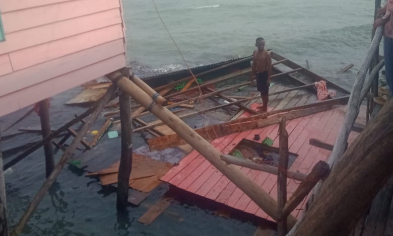 Satu Rumah Di Senayang Roboh Dihantam Gelombang (Foto : Ist)