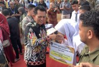 Gubernur Ansar Beri Bantuan Kesehatan Infrastruktur Hingga Pendidikan di Lingga (Foto : Wandi)