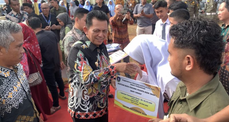 Gubernur Ansar Beri Bantuan Kesehatan Infrastruktur Hingga Pendidikan di Lingga (Foto : Wandi)