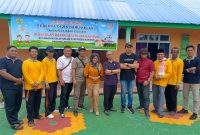 Kolaborasi Dosen ITB dan Unpad bersama Kepala Sekolah SDN 005 Desa Parit dalam kegiatan penataan taman | Foto: Turnip