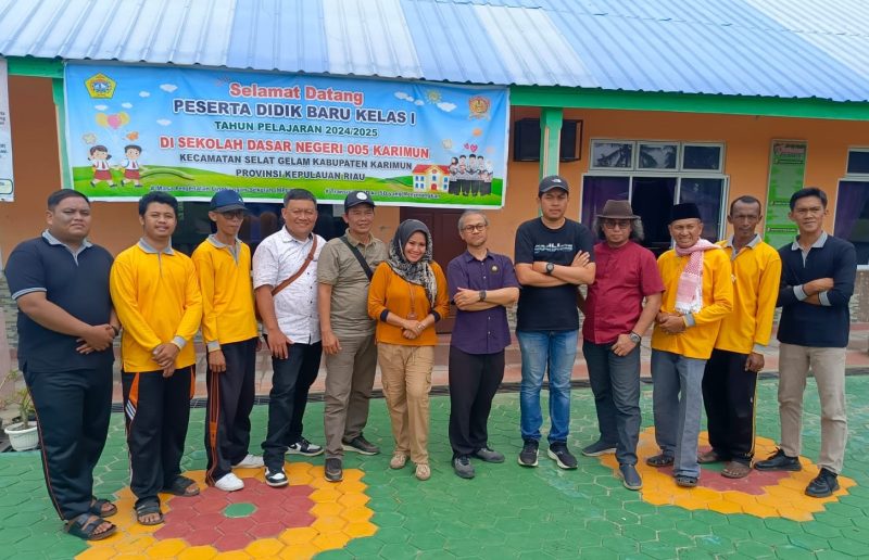 Kolaborasi Dosen ITB dan Unpad bersama Kepala Sekolah SDN 005 Desa Parit dalam kegiatan penataan taman | Foto: Turnip