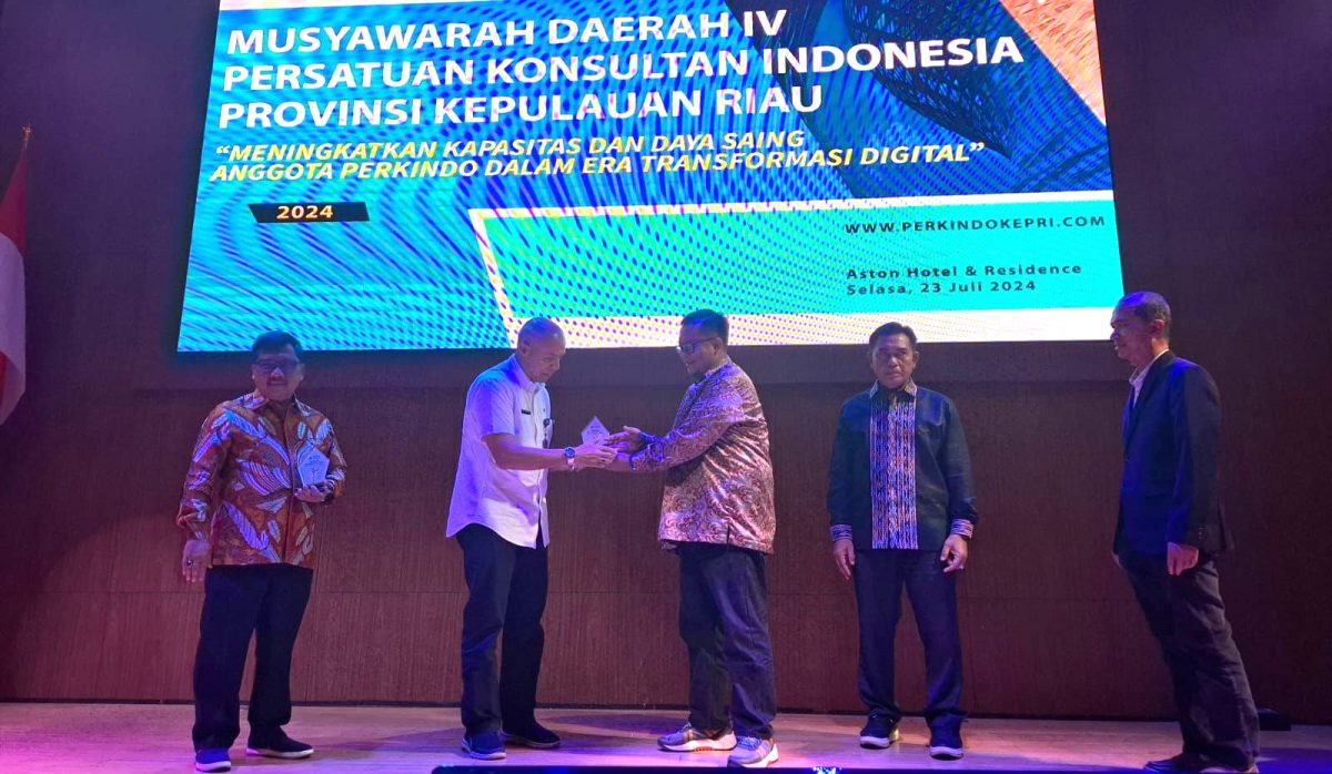 Ketua Panitia Pelaksana Musda IV Perkindo Kepri, Teddy Setiawan menyerahkan Plakat penghargaan kepada pemerintah Kota Batam | Foto: Turnip