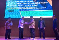Ketua Panitia Pelaksana Musda IV Perkindo Kepri, Teddy Setiawan menyerahkan Plakat penghargaan kepada pemerintah Kota Batam | Foto: Turnip