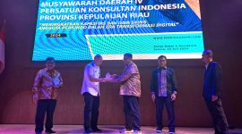 Ketua Panitia Pelaksana Musda IV Perkindo Kepri, Teddy Setiawan menyerahkan Plakat penghargaan kepada pemerintah Kota Batam | Foto: Turnip