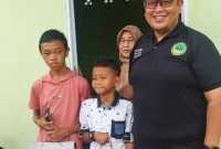 Ketua PWP Karimun, Teddy Setiawan serahkan bingkisan kepada anak yang mengikuti sunatan massal | Foto: Nichita