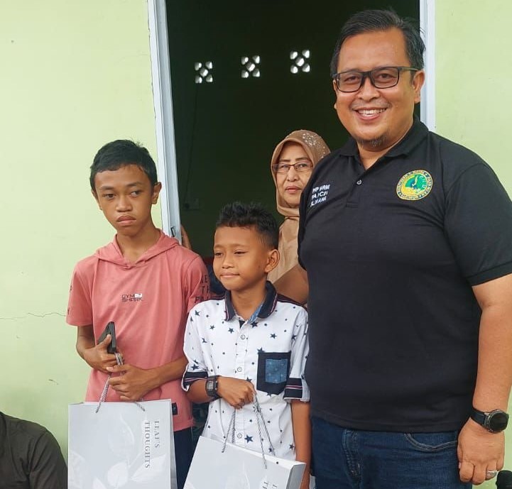 Ketua PWP Karimun, Teddy Setiawan serahkan bingkisan kepada anak yang mengikuti sunatan massal | Foto: Nichita