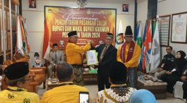 Paslon Cabup Cawabup Karimun Firman-Eri resmi daftar ke KPU pada, Kamis (29/8/2024) | Foto: Nichita