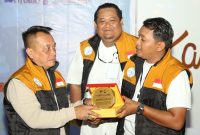 Bupati Lingga, Muhammad Nizar menerima plakat dari Media Lingga Bersinar dalam kegiatan lomba karaoke Pilkada Damai | Foto: Wandy