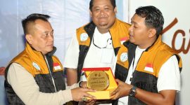 Bupati Lingga, Muhammad Nizar menerima plakat dari Media Lingga Bersinar dalam kegiatan lomba karaoke Pilkada Damai | Foto: Wandy