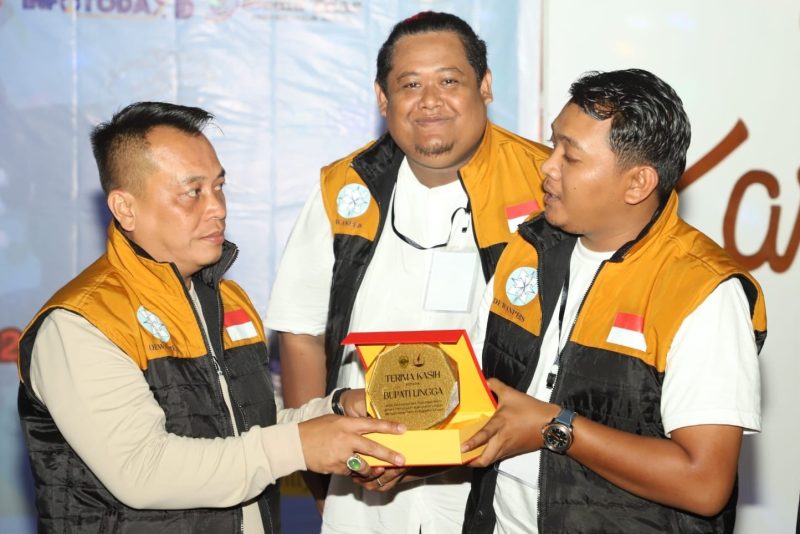 Bupati Lingga, Muhammad Nizar menerima plakat dari Media Lingga Bersinar dalam kegiatan lomba karaoke Pilkada Damai | Foto: Wandy