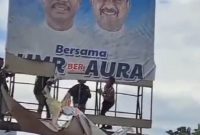 Sejumlah massa aksi demo merusak baliho Rudi-Rafiq di Kota Batam | Foto: Dian