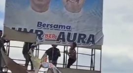 Sejumlah massa aksi demo merusak baliho Rudi-Rafiq di Kota Batam | Foto: Dian