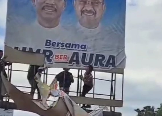 Sejumlah massa aksi demo merusak baliho Rudi-Rafiq di Kota Batam | Foto: Dian