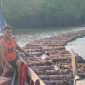 Aktivitas pengiriman tual sagu, sebagai bahan baku pembuatan prodoksi sagu yang sudah berkurang seiring waktu | Foto: Istimewa