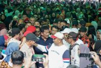 Masyarakat memadati lokasi jalan santai HMR ber-AURA di Telaga Riau, Kelurahan Sungai Lakam Barat, Kecamatan Karimun pada, Minggu (15/9/2024) | Foto: Nichita