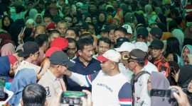 Masyarakat memadati lokasi jalan santai HMR ber-AURA di Telaga Riau, Kelurahan Sungai Lakam Barat, Kecamatan Karimun pada, Minggu (15/9/2024) | Foto: Nichita
