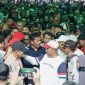 Masyarakat memadati lokasi jalan santai HMR ber-AURA di Telaga Riau, Kelurahan Sungai Lakam Barat, Kecamatan Karimun pada, Minggu (15/9/2024) | Foto: Nichita
