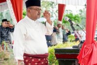 Bupati Karimun, Aunur Rafiq menjadi inspektur upacara HUT ke-22 Provinsi Kepri | Foto: Nichita