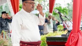 Bupati Karimun, Aunur Rafiq menjadi inspektur upacara HUT ke-22 Provinsi Kepri | Foto: Nichita